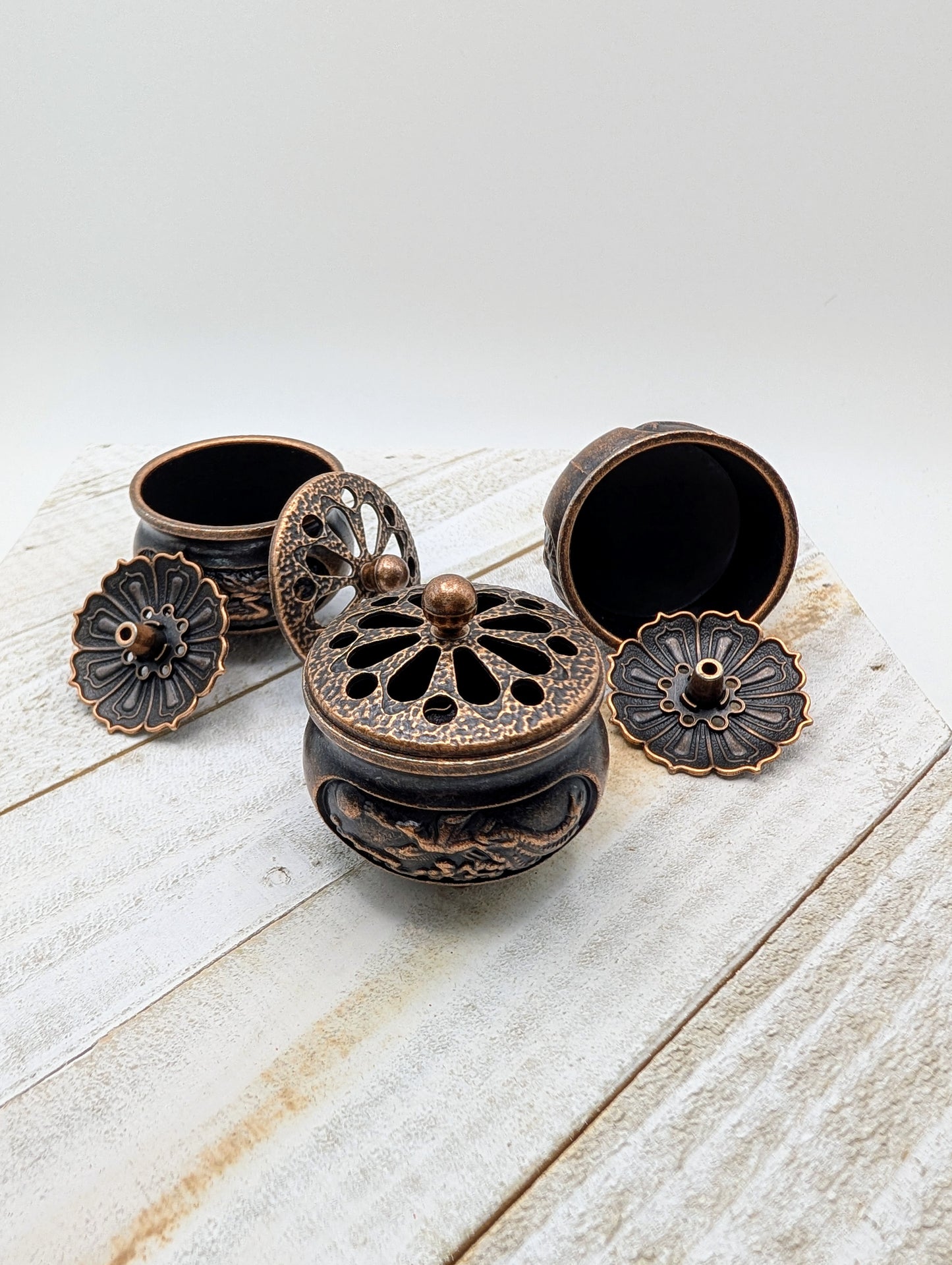 Bronze Cauldron Incense Burner – Vintage-Look Metal Holder for Sticks and Cones