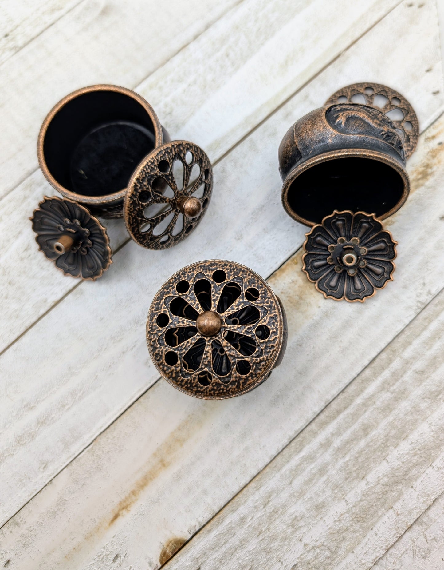 Bronze Cauldron Incense Burner – Vintage-Look Metal Holder for Sticks and Cones