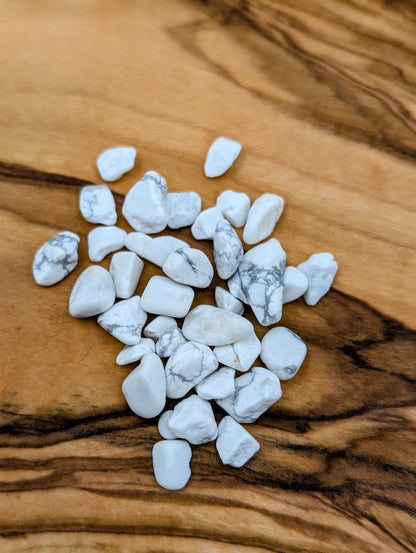 White Howlite crystal chips with natural gray veining
