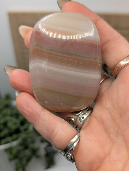 Pink Banded Onyx - High Quality Stones from Pakistan