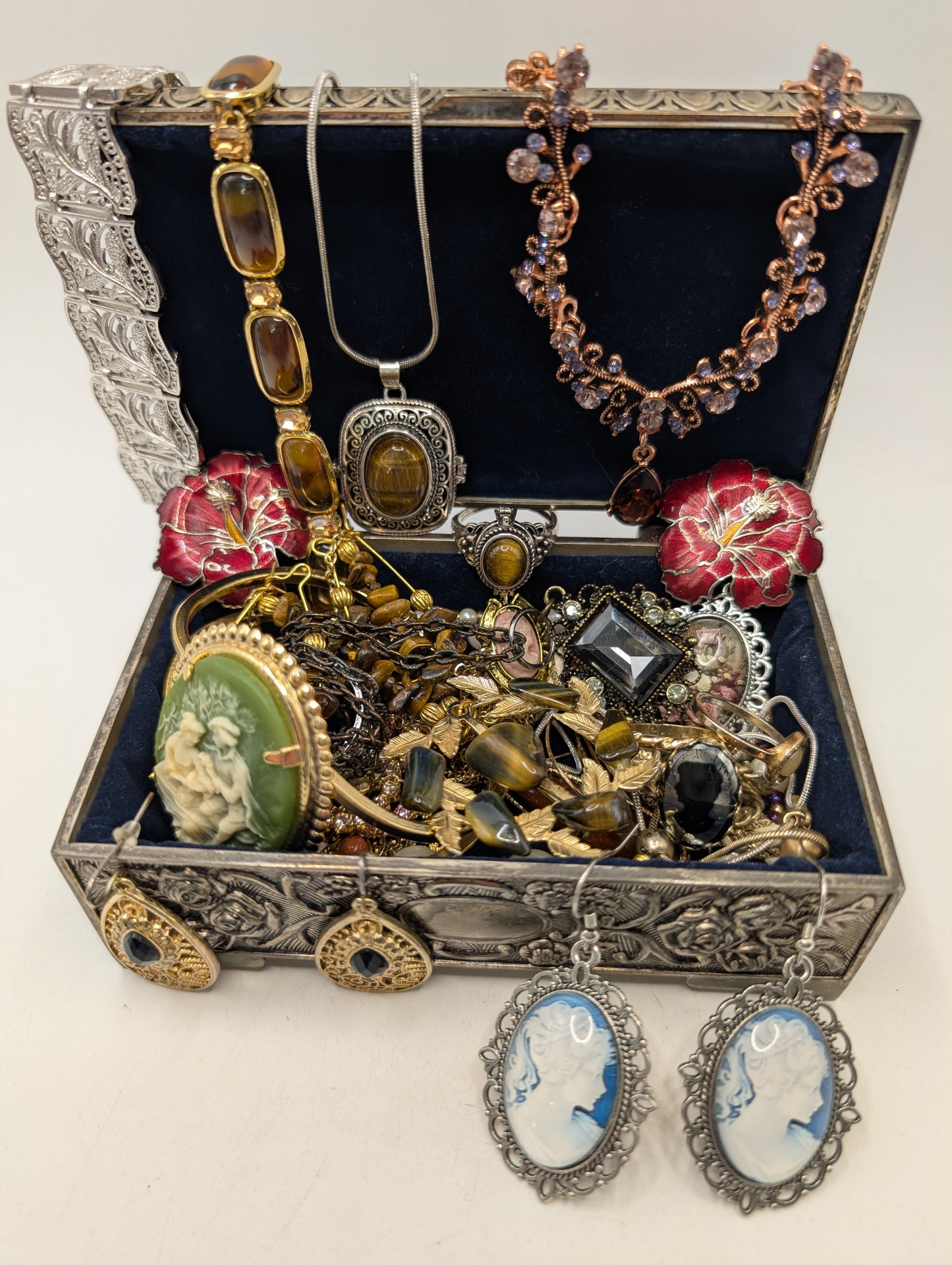 Heirloom Elegance Jewelry Chest