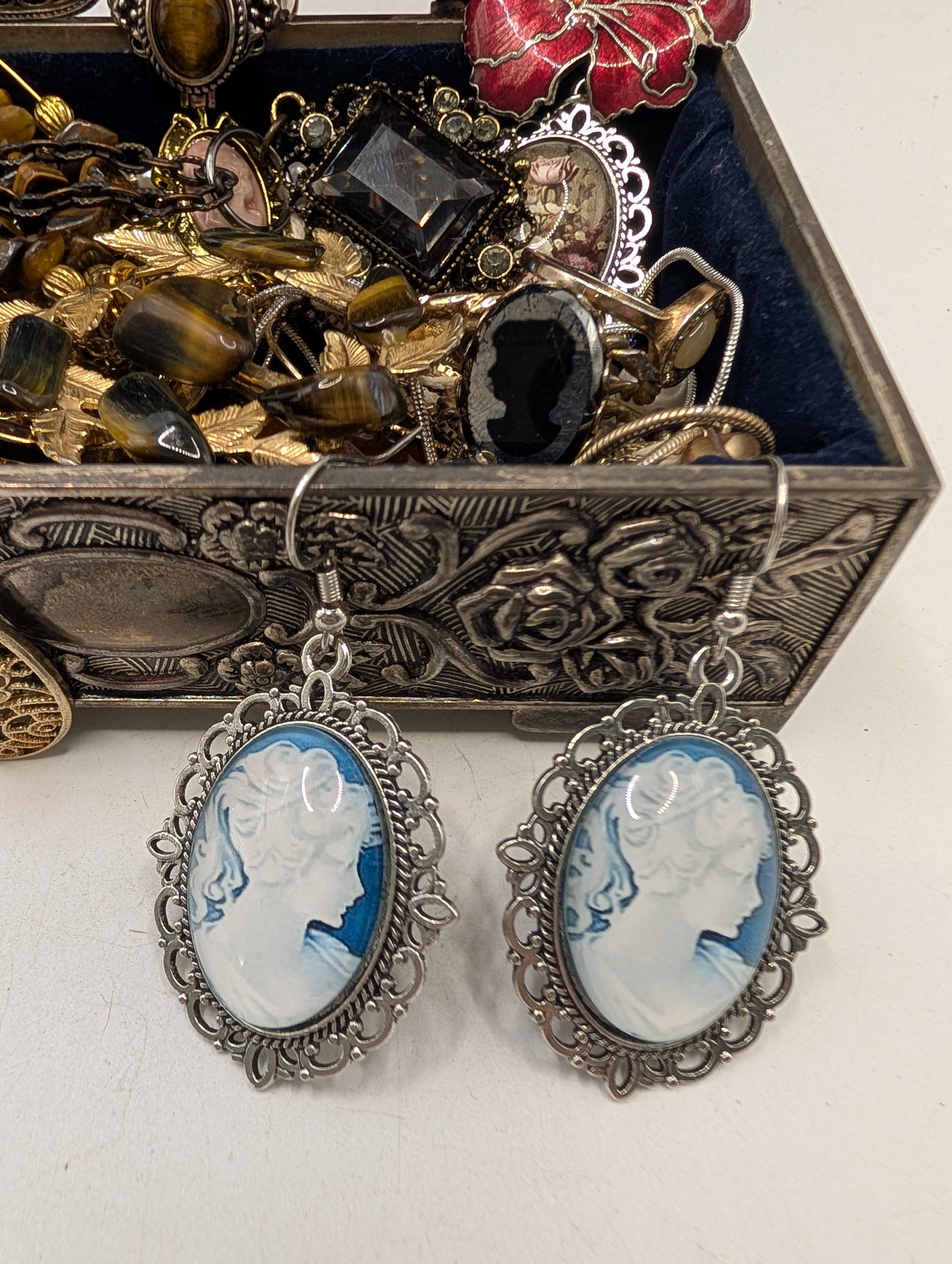 Heirloom Elegance Jewelry Chest