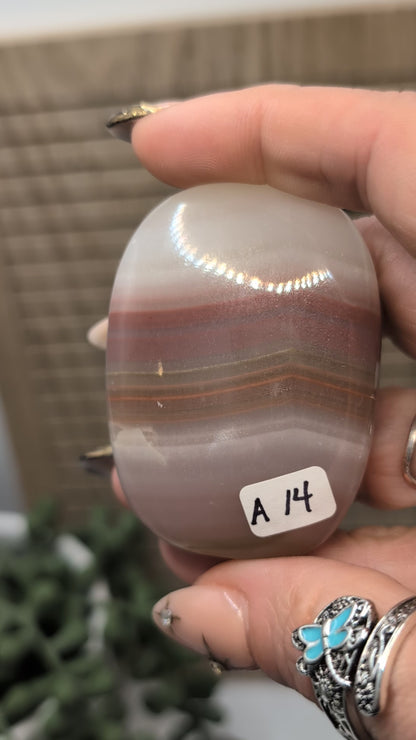 Pink Banded Onyx - High Quality Stones from Pakistan